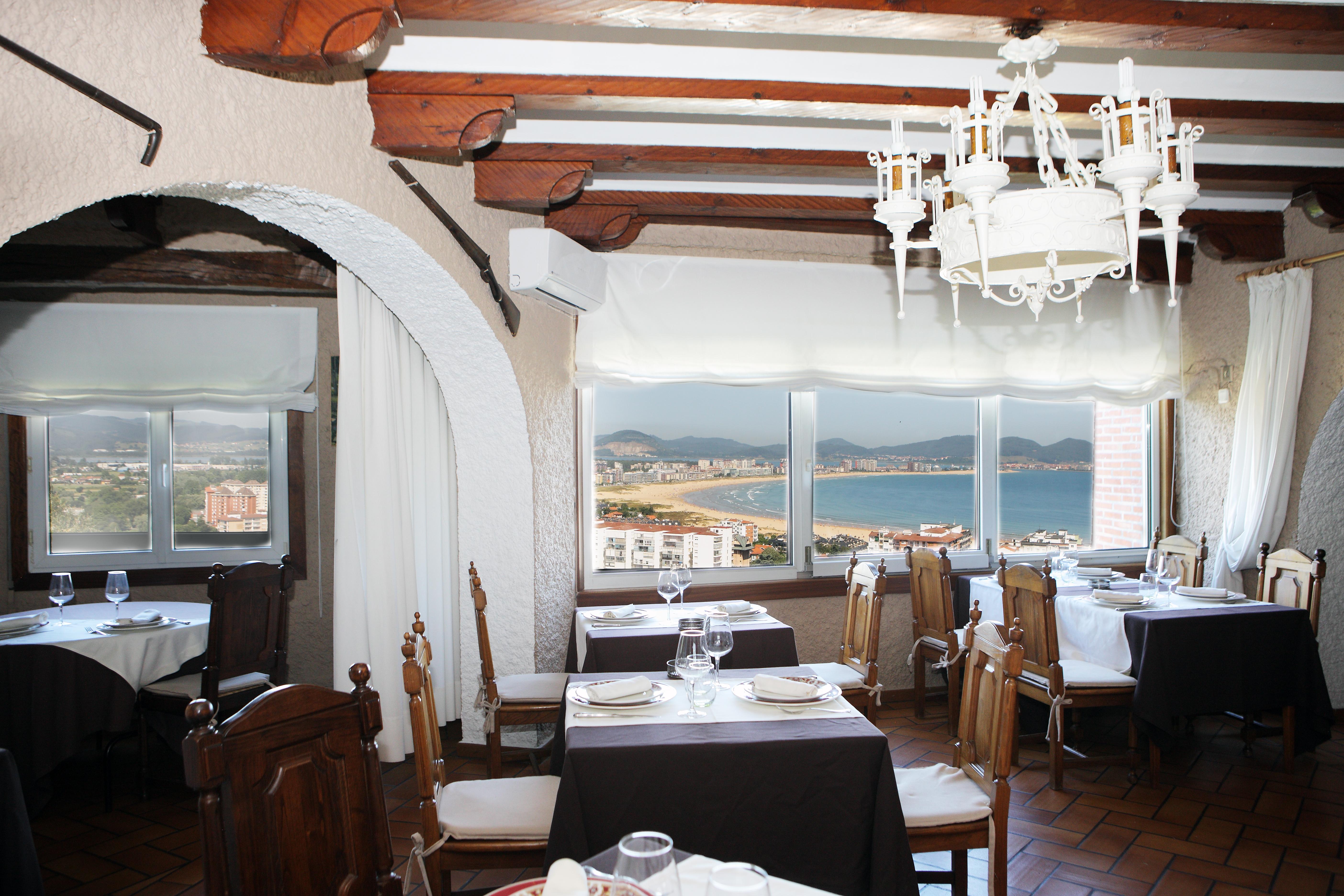Hotel Restaurante Risco Laredo Exterior photo