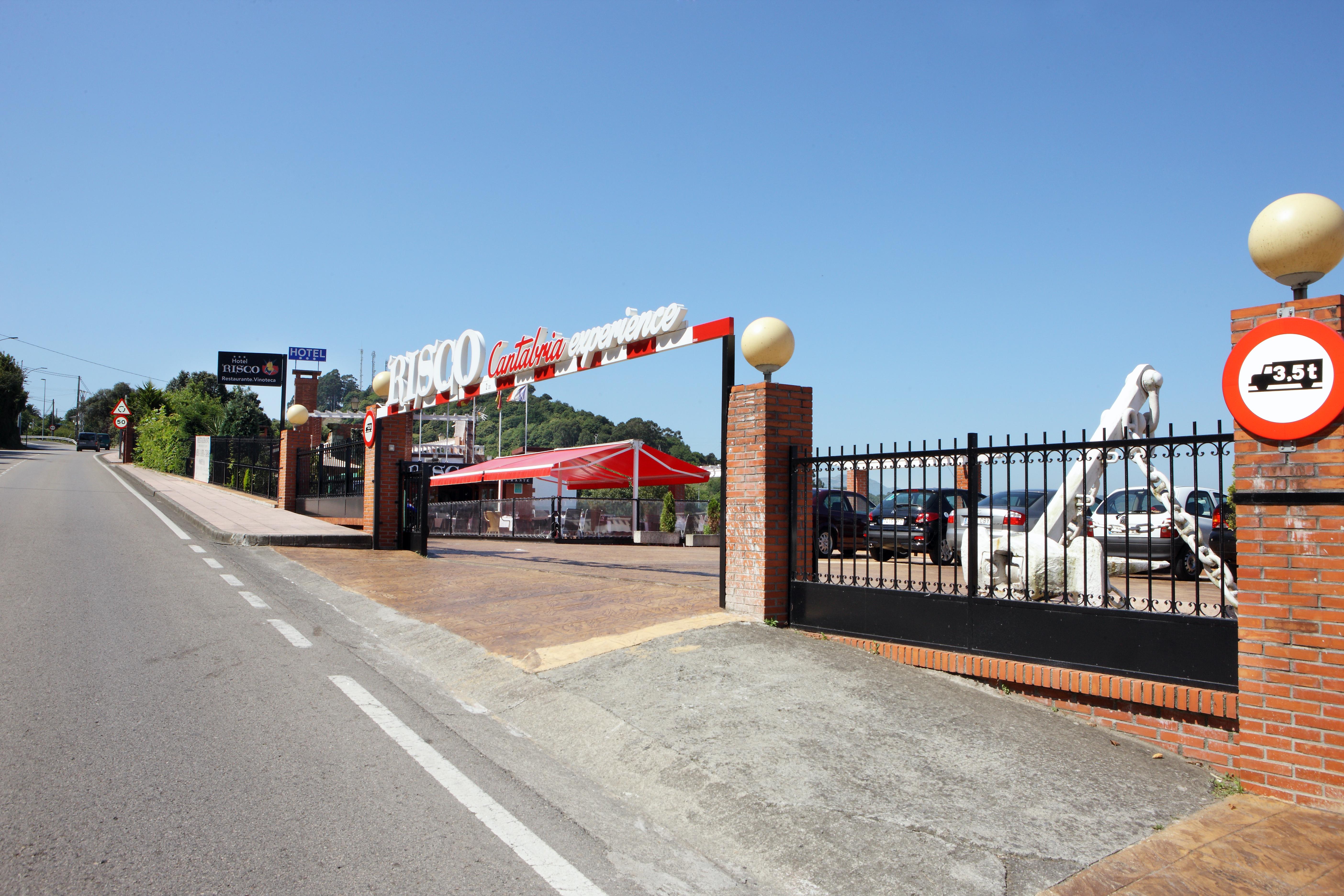 Hotel Restaurante Risco Laredo Exterior photo